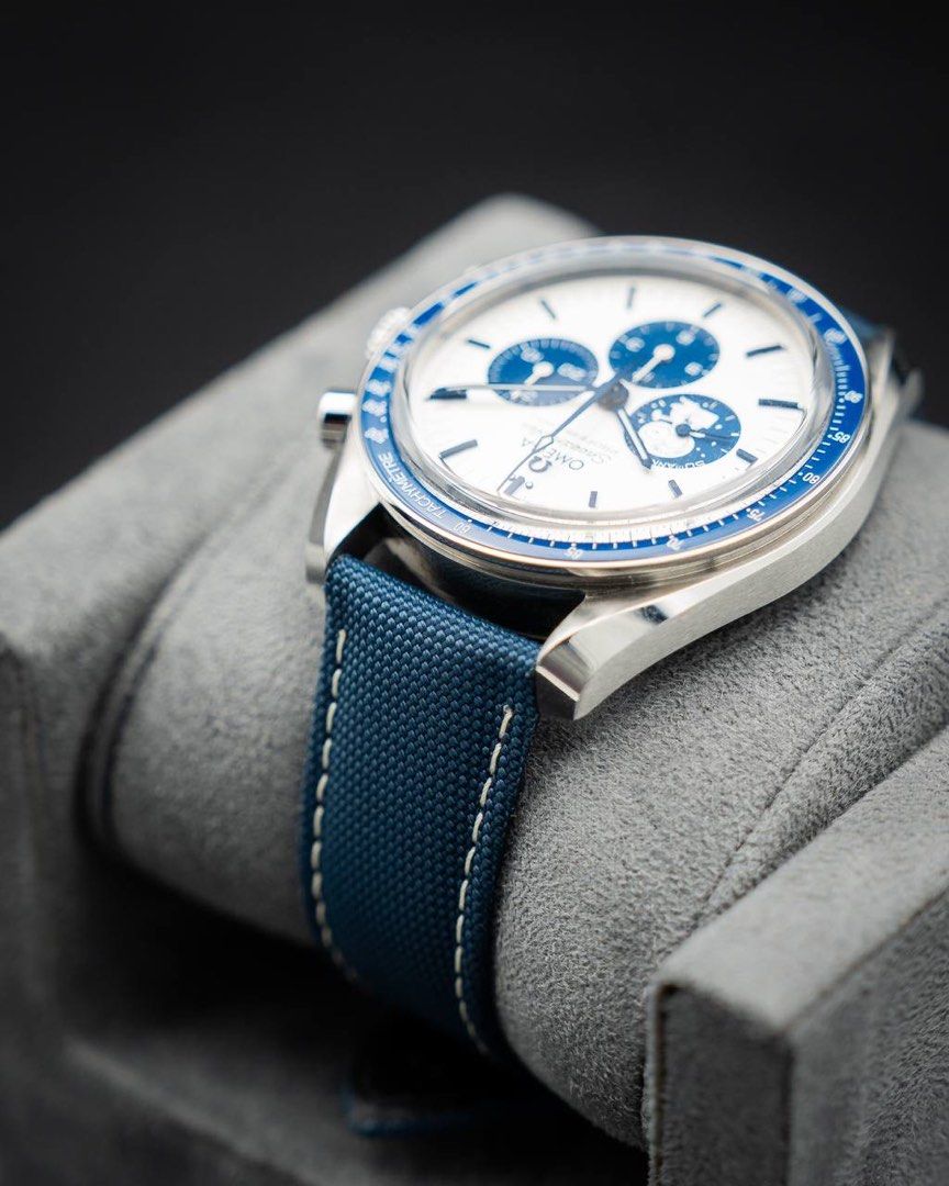 Omega Speedmaster Professional Silver Snoopy Award 310.32.42.50.02.001