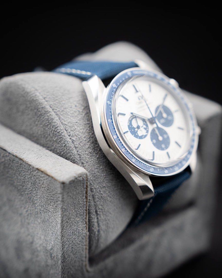 Omega Speedmaster Professional Silver Snoopy Award 310.32.42.50.02.001