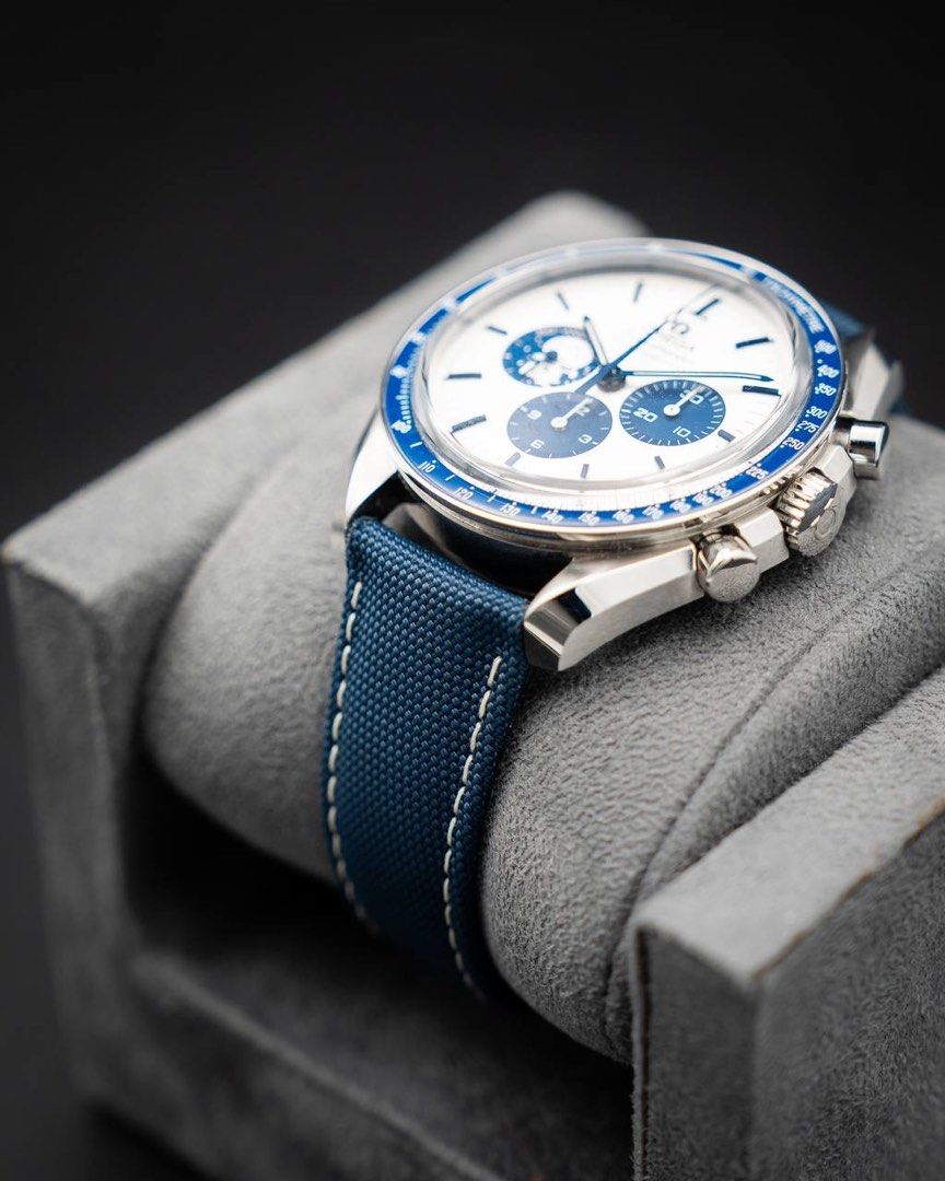Omega Speedmaster Professional Silver Snoopy Award 310.32.42.50.02.001