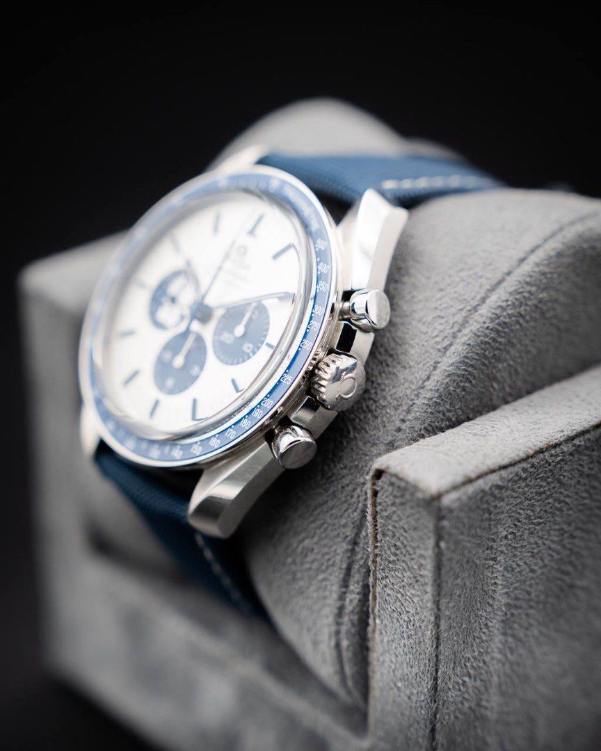 Omega Speedmaster Professional Silver Snoopy Award 310.32.42.50.02.001